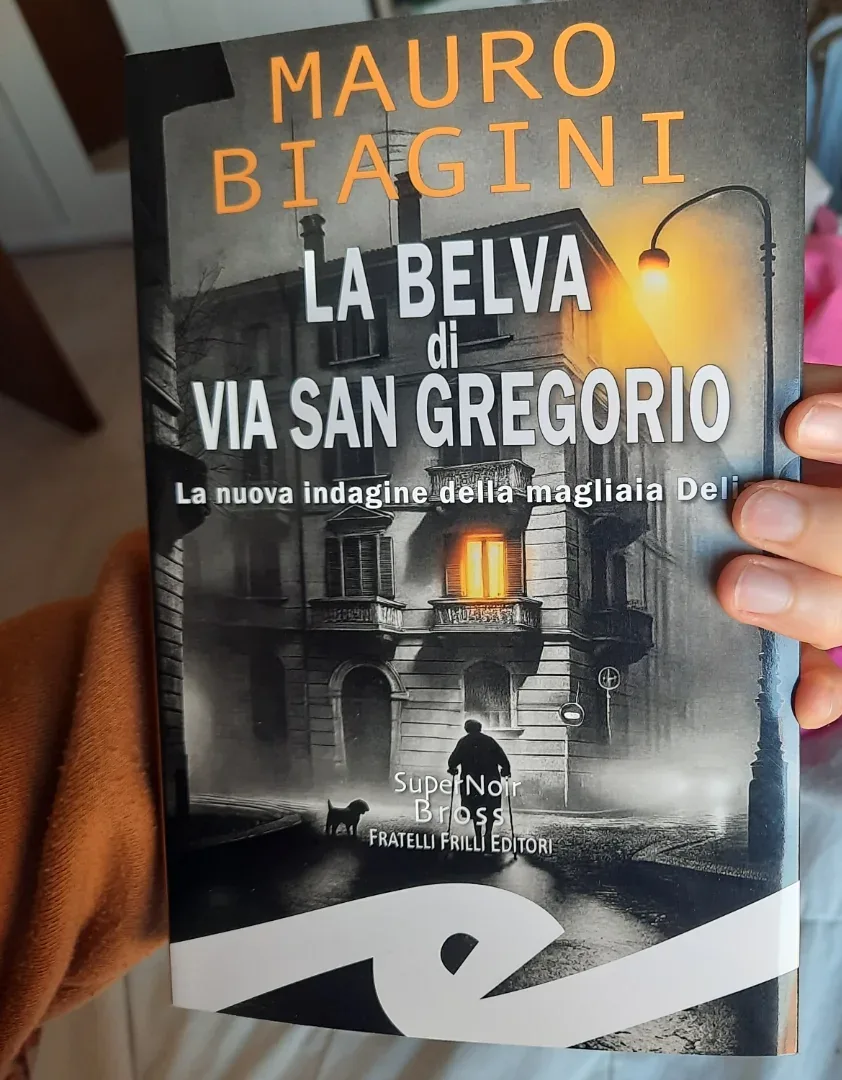 Giulia Dal Bon a peint l’image de couverture d’un roman noir : une rue de ville la nuit, sous la lumière d’un réverbère.
