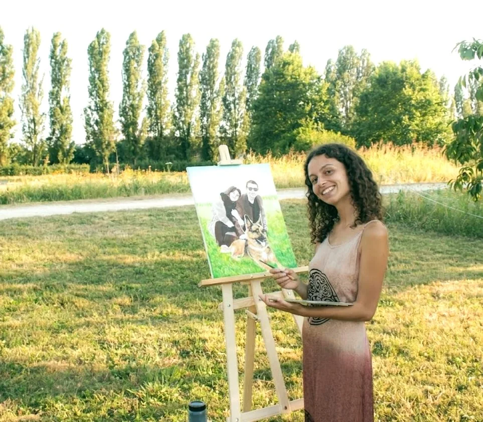Giulia Dal Bon, artista pittrice, al lavoro su un murale dipinto