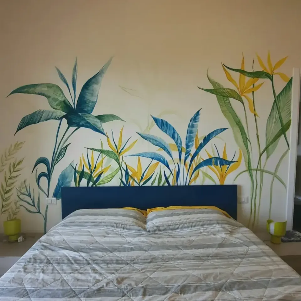 Esempio di murale botanico in una camera da letto