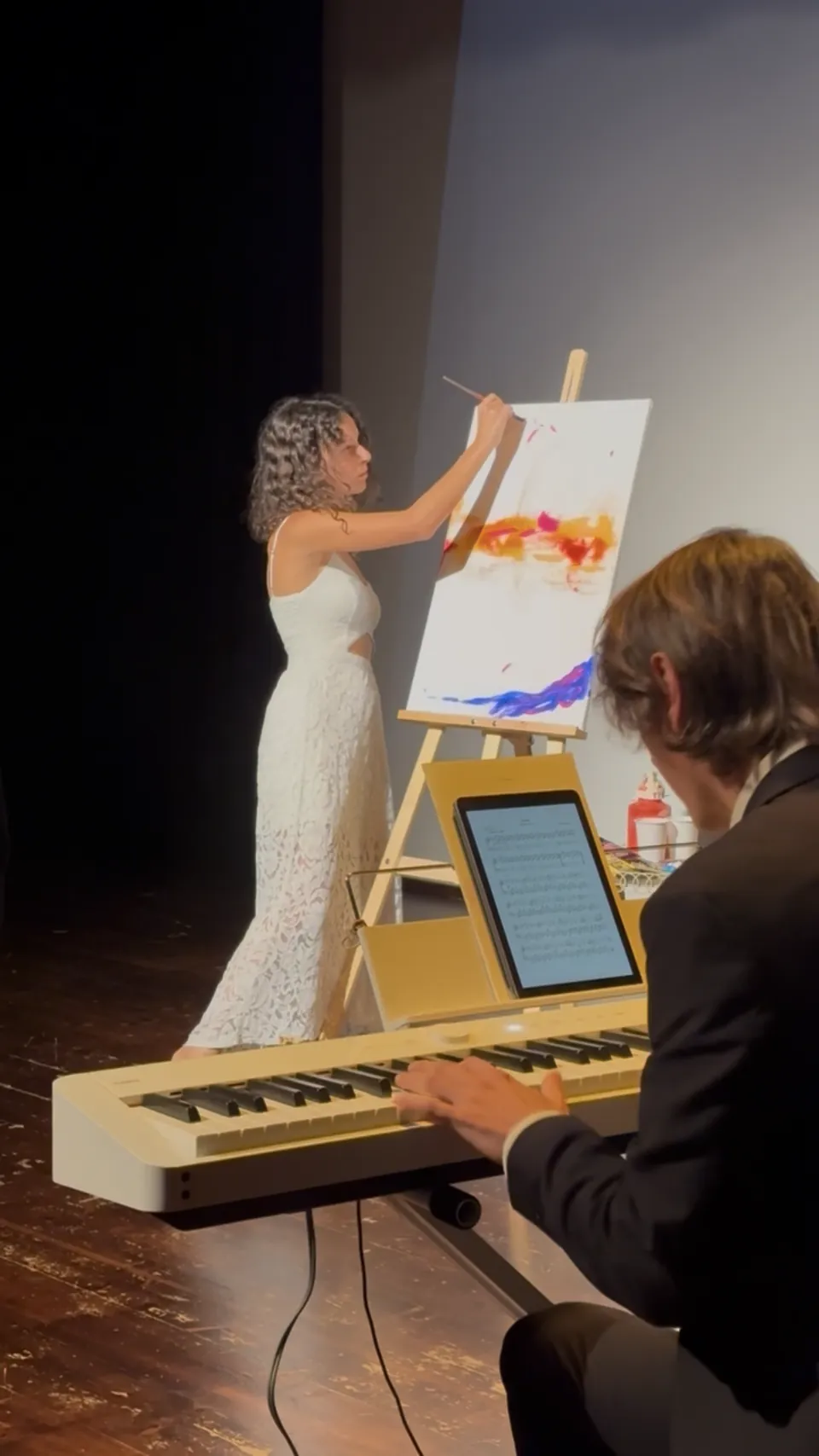 Orlando al pianoforte, Giulia Dal Bon dipinge sul palco