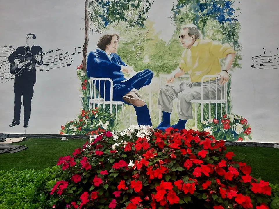 Esempio di murale figurativo in un giardino pubblico