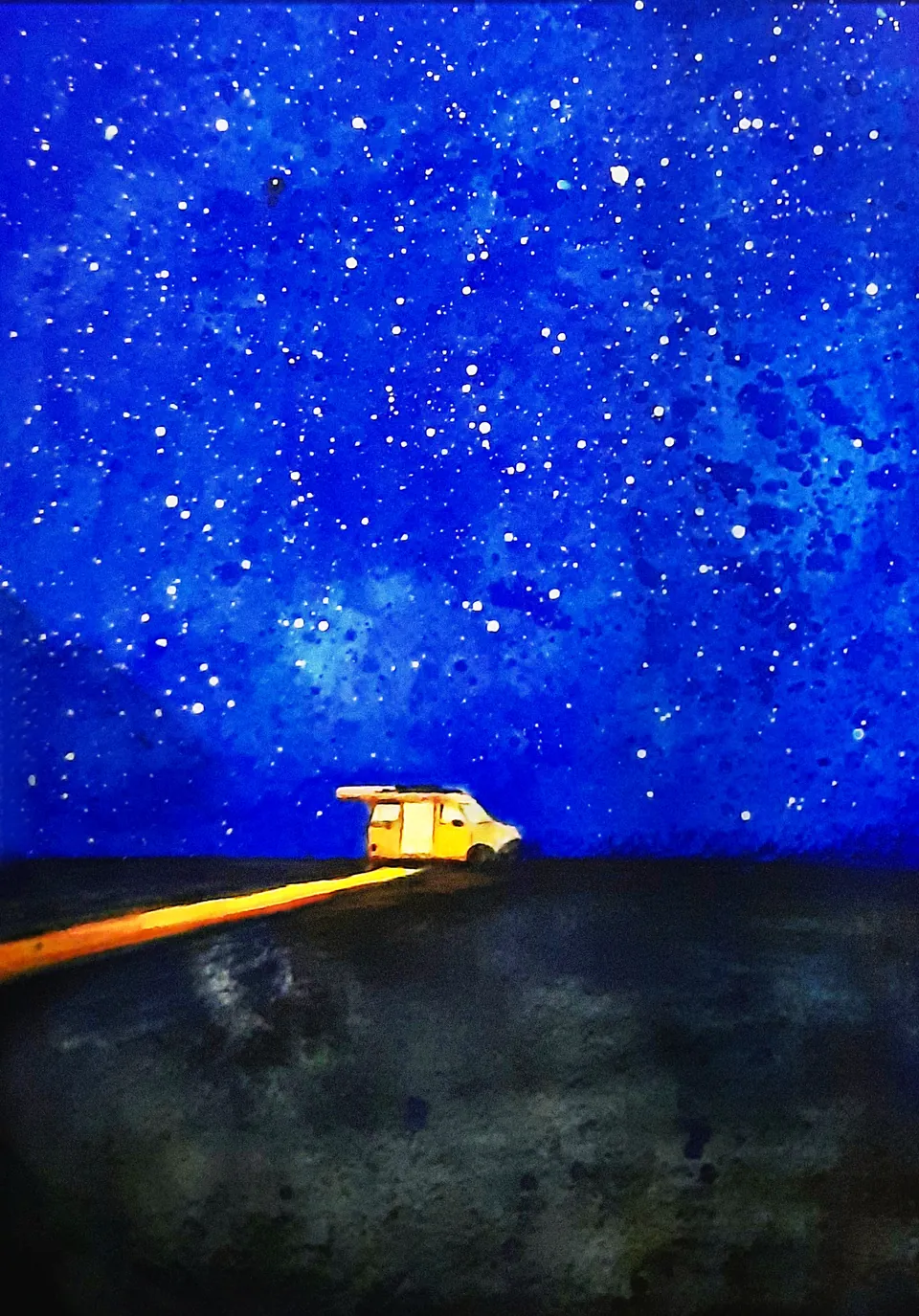 Paesaggio notturno dipinto da Giulia Dal Bon, un camper illuminato sotto un cielo stellato