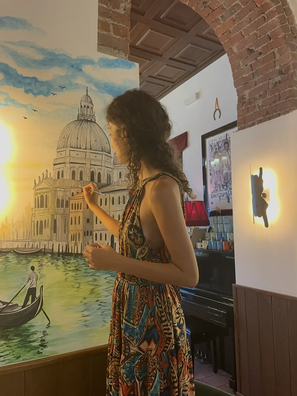 Giulia Dal Bon dipinge Venezia sulla parete di un ristorante