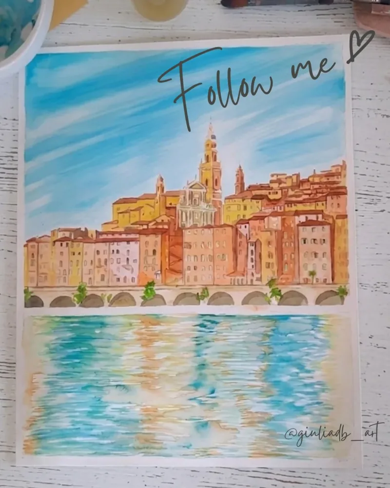 À l’aquarelle, Giulia Dal Bon a peint une ville au bord de la mer, son clocher et son reflet doré dans l’eau.