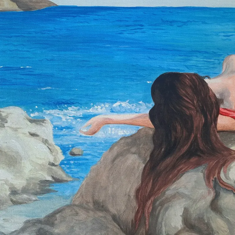 Quadro di mare: Giulia Dal Bon ha dipinto una donna dai lunghi capelli, distesa su uno scoglio davanti al mare blu.