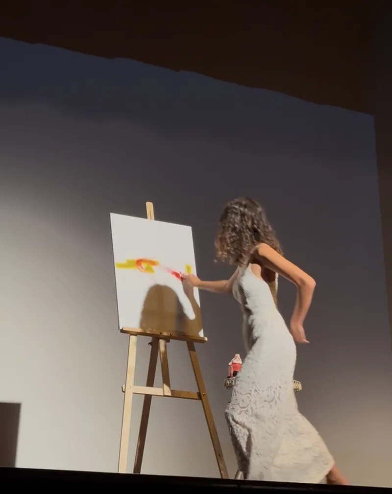 Live painting a Parigi: Giulia Dal Bon dipinge dal vivo davanti al pubblico, durante una serata.