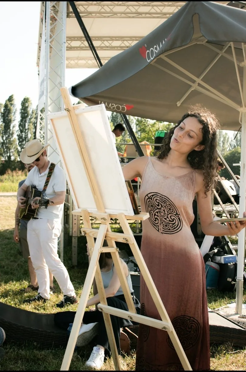 Giulia Dal Bon painting live during an event