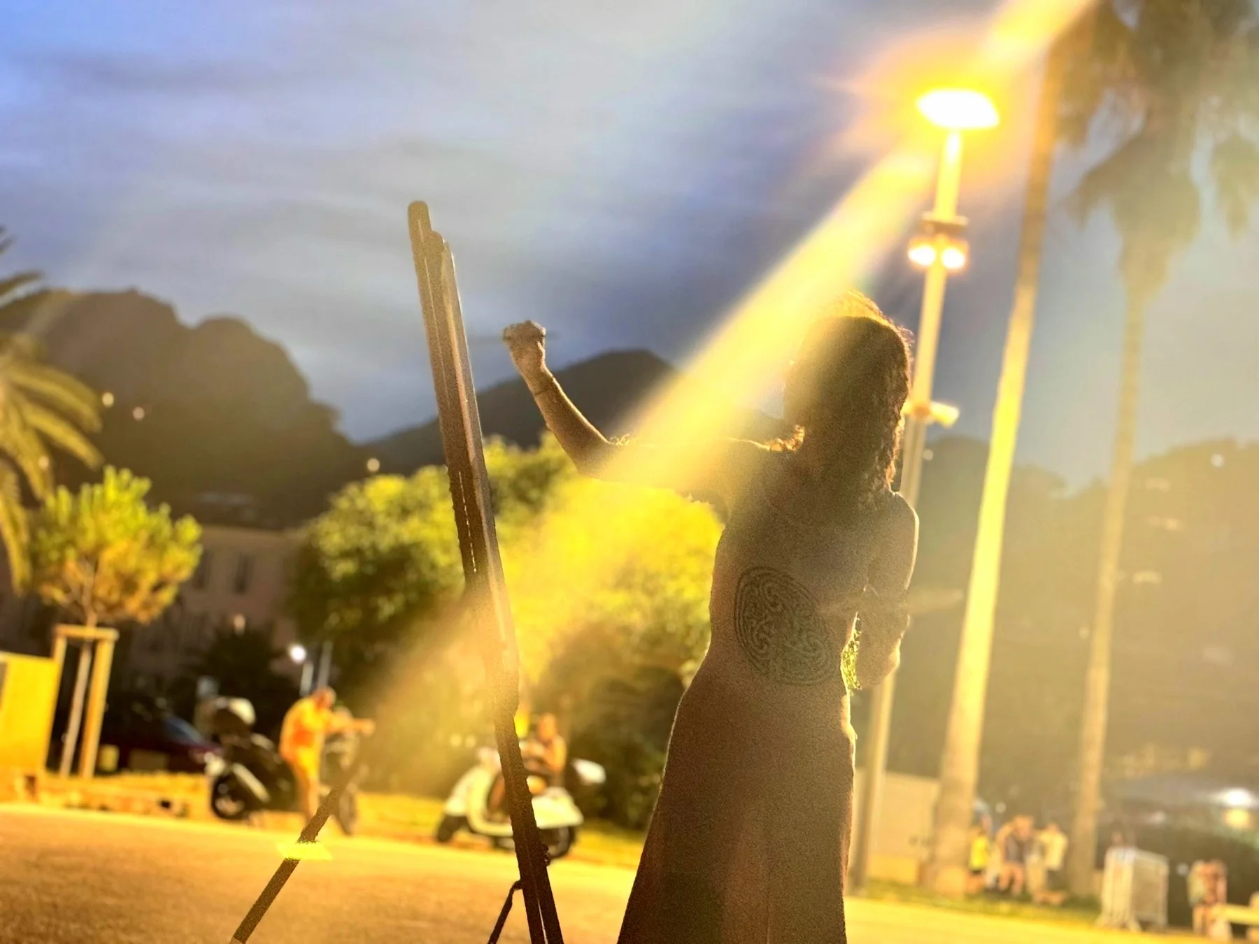 Giulia Dal Bon painting live during an event