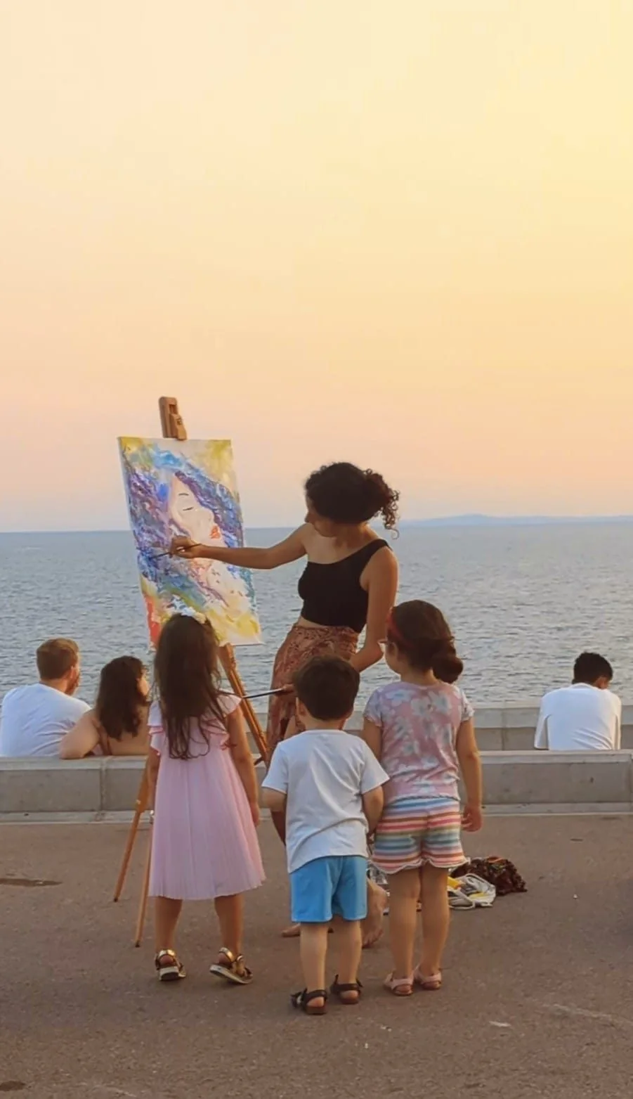 Giulia Dal Bon painting live during an event