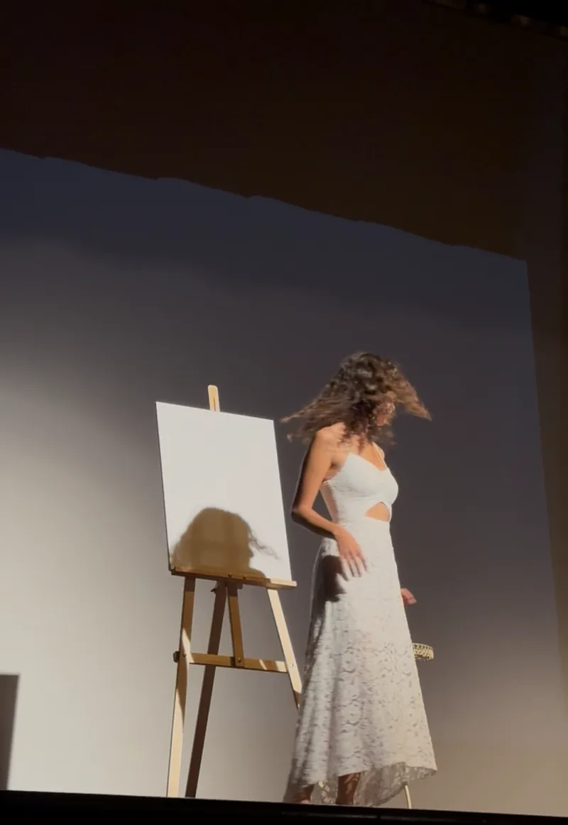 Au début du spectacle, Giulia Dal Bon danse sur scène devant la toile encore blanche.