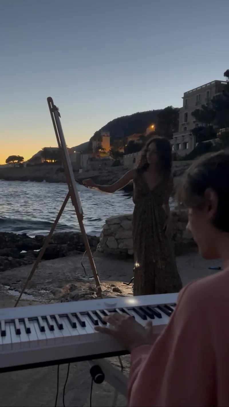 Espectáculo de piano y pintura junto al mar: Orlando al teclado, Giulia Dal Bon al caballete, al caer la noche.