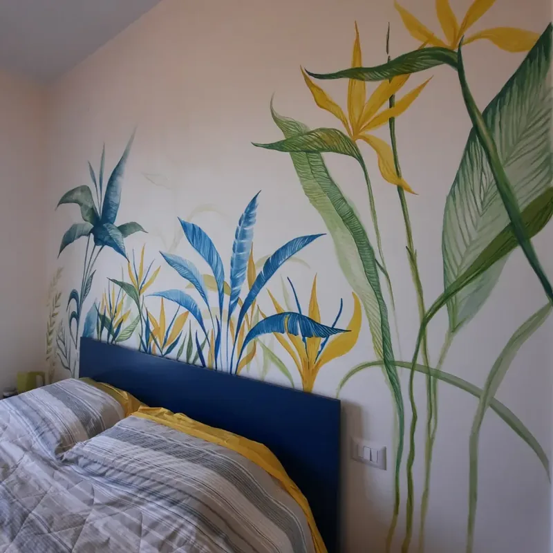 Ejemplo de mural en Arlés: en un dormitorio, Giulia Dal Bon pintó largas hojas azules y verdes.