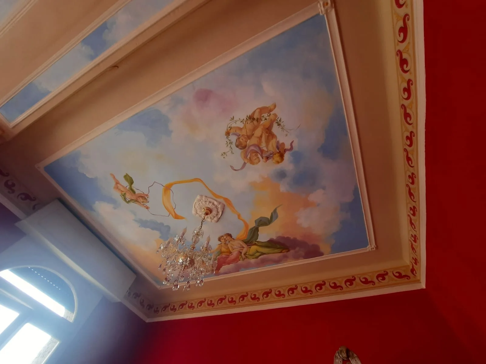 dettaglio di murale classico dipinto a mano su soffitto