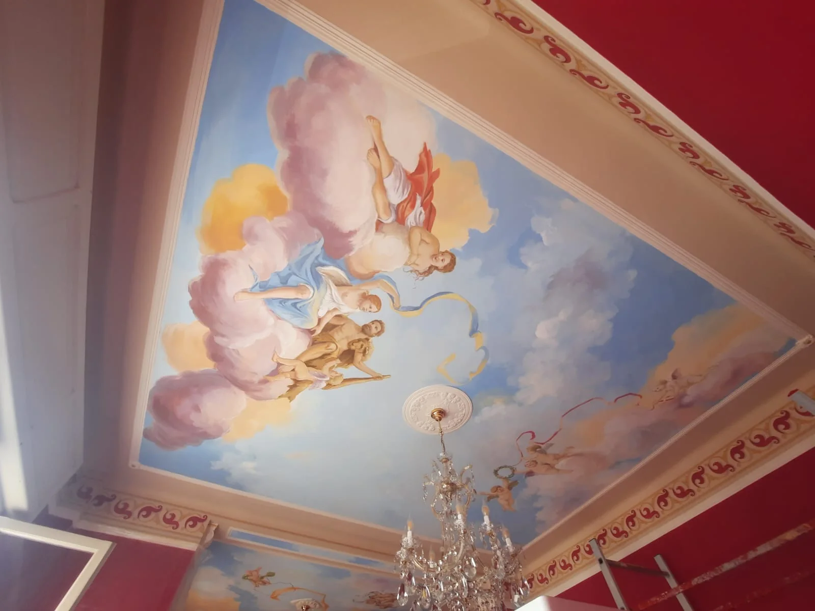 murale dipinto a mano su soffitto per interno progettato