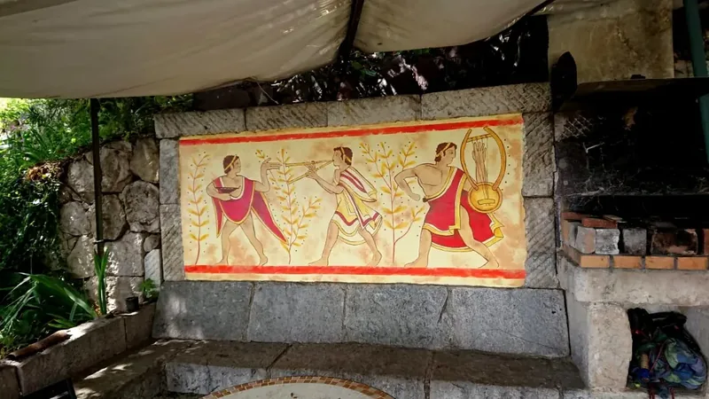 Dans une cuisine d’extérieur, Giulia Dal Bon a peint une frise de musiciens et de danseurs à l’antique, sur un fond ocre.