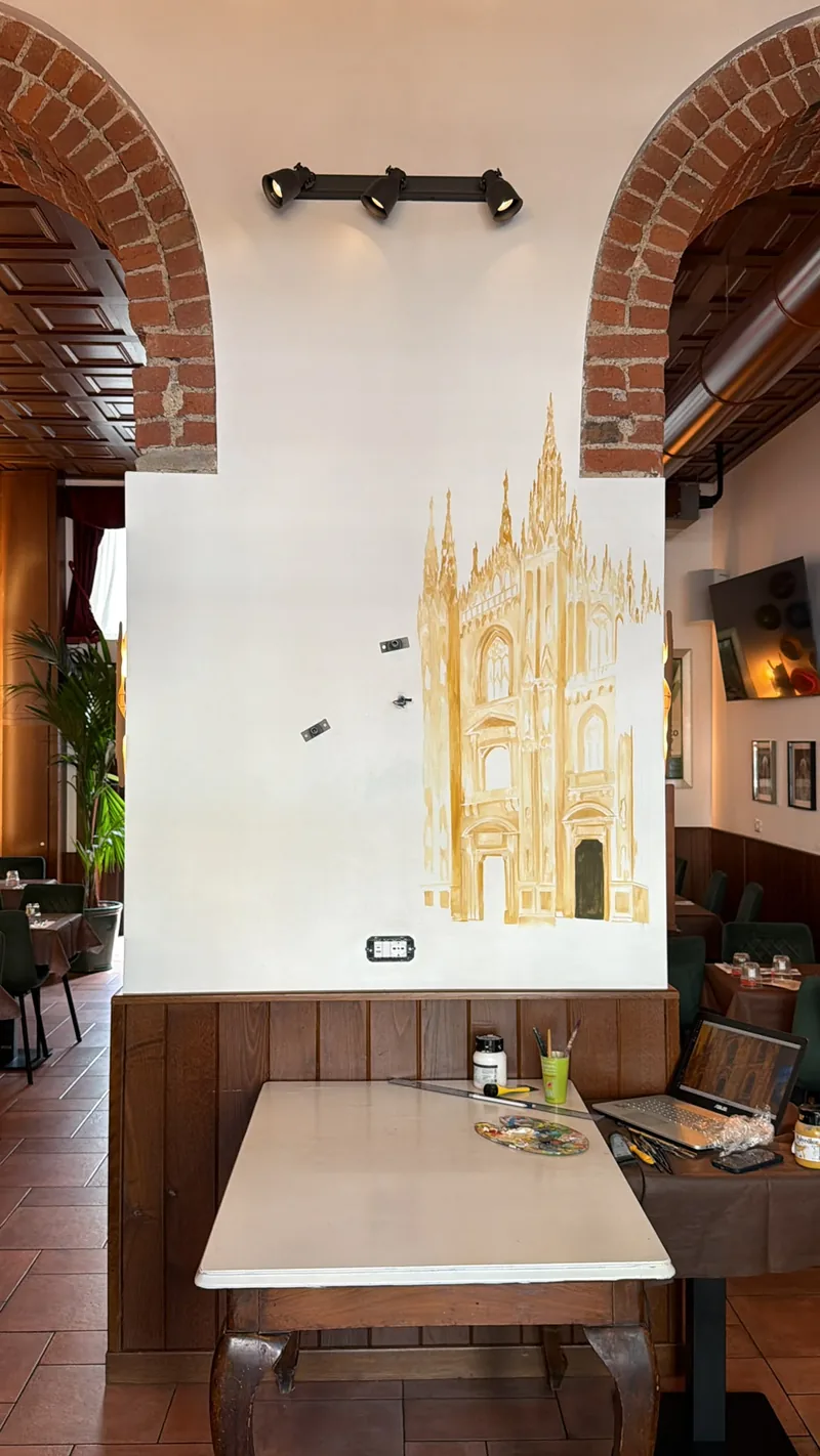 À Milan, Giulia Dal Bon a d’abord dessiné à l’ocre le Duomo de la fresque murale, sur le mur blanc d’un restaurant.