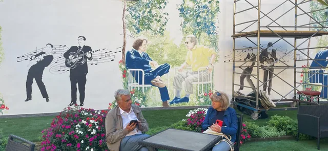 La fresque dédiée à Gaber et Jannacci, pendant la peinture : l’échafaudage est encore dressé devant le mur.