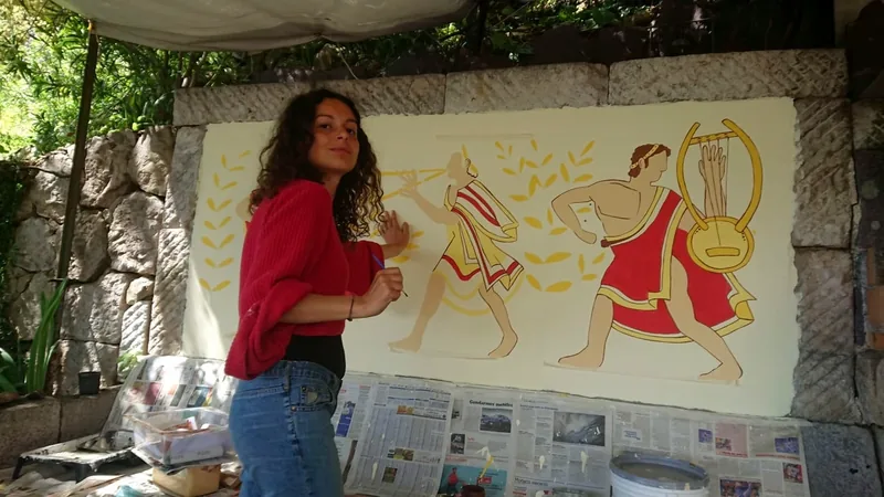 Ejemplo de mural en Gstaad: en una cocina exterior, Giulia Dal Bon sonríe delante de su friso a la antigua.