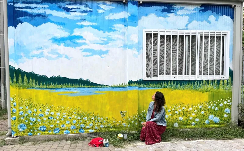 Ejemplo de mural en Arlés: en una fachada, Giulia Dal Bon pintó un prado florido bajo un gran cielo.