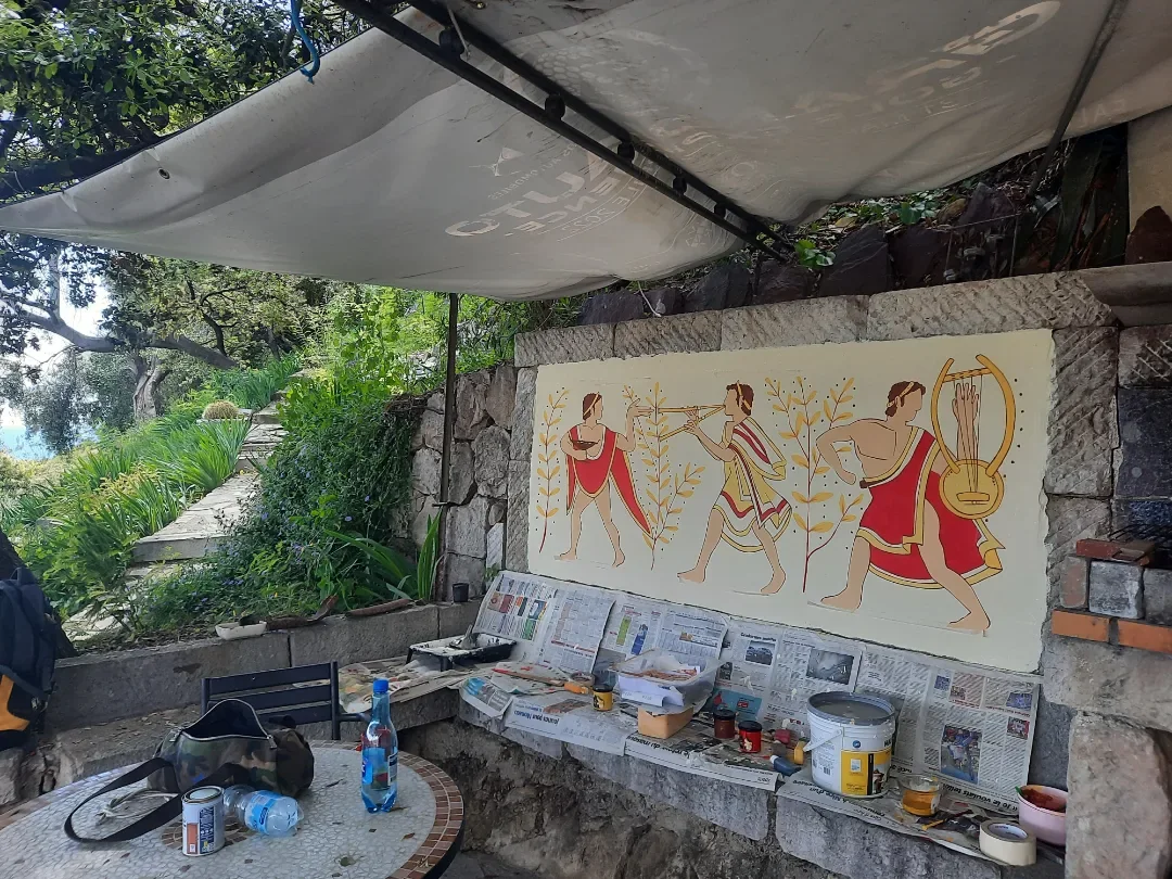 murale esterno dipinto con figure classiche su muro o cortile
