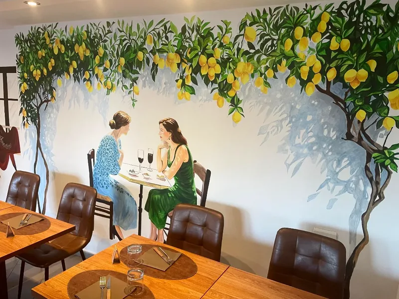 Ejemplo de mural en Alba: los limoneros pintados por Giulia Dal Bon prolongan la sala de un restaurante.