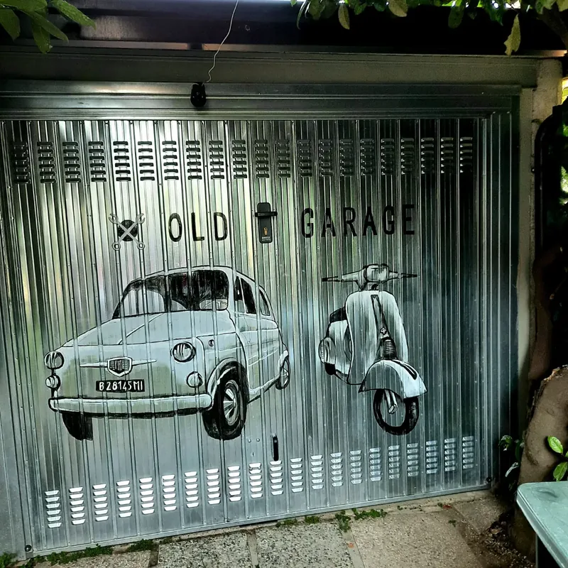 Ejemplo de mural en Dublín: Giulia Dal Bon pintó a línea un Fiat 500 y el rótulo «Old Garage».