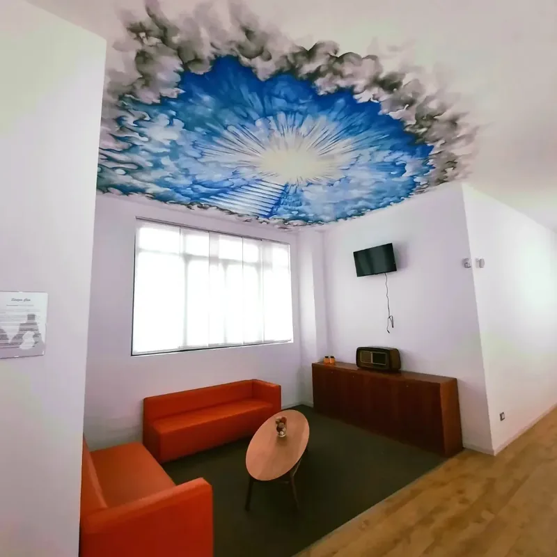 Ejemplo de mural en Liguria: Giulia Dal Bon pintó en trampantojo un cielo luminoso en el techo de una habitación.