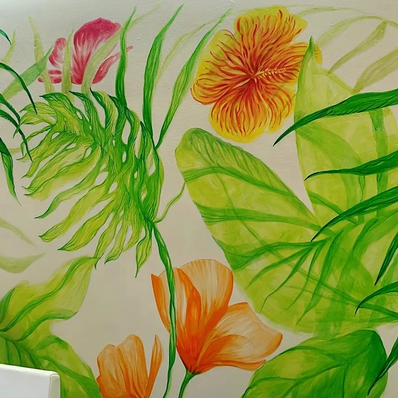 Ejemplo de mural en Dublín: en una pared interior, Giulia Dal Bon pintó flores tropicales a pincel.