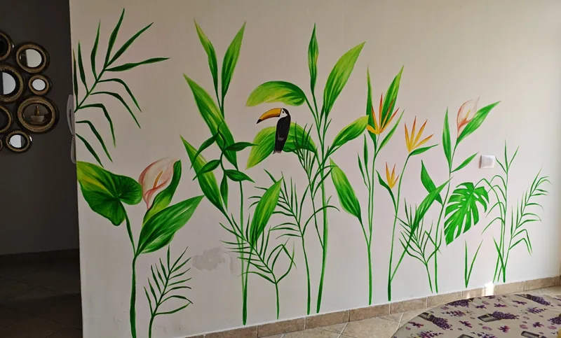 Ejemplo de mural en Liguria: Giulia Dal Bon pintó una vegetación tropical que viste toda una pared.