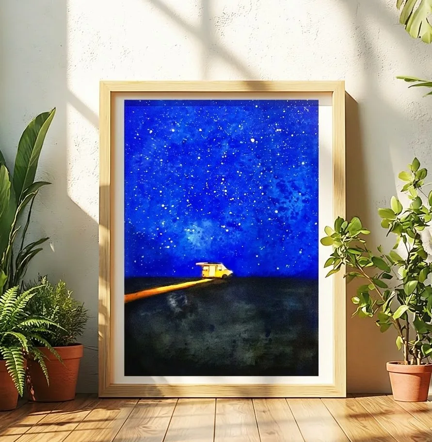 Quadro incorniciato di un cielo stellato, appeso in un salotto