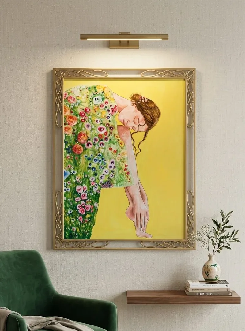 Su fondo giallo, Giulia Dal Bon ha dipinto una donna circondata di fiori, la tela che ha chiamato Primavera.