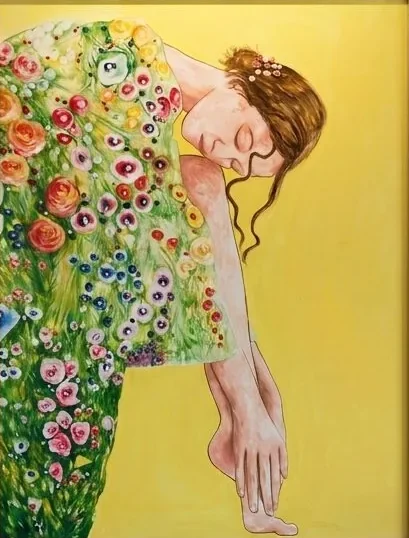 Printemps, tableau original de Giulia Dal Bon : une femme penchée dans une robe de fleurs, sur un fond jaune