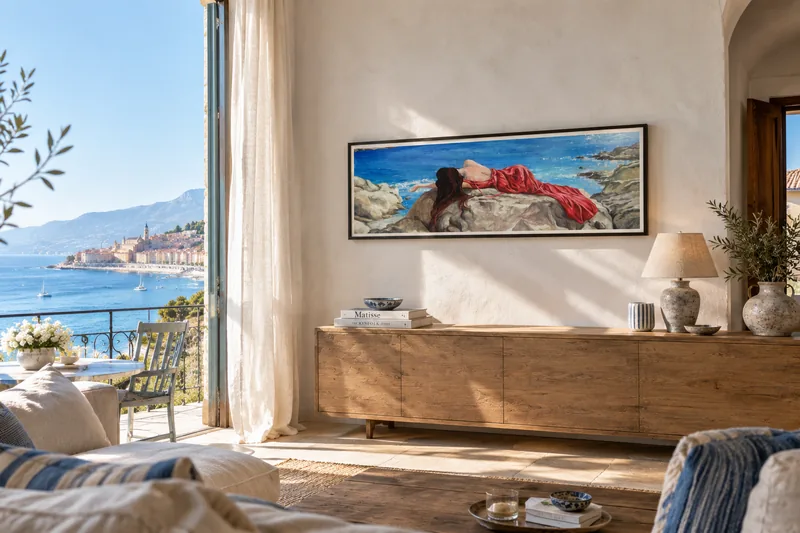 Appesa alla parete di una stanza, la tela di Giulia Dal Bon mostra una donna con un drappo rosso, distesa su uno scoglio davanti al mare.