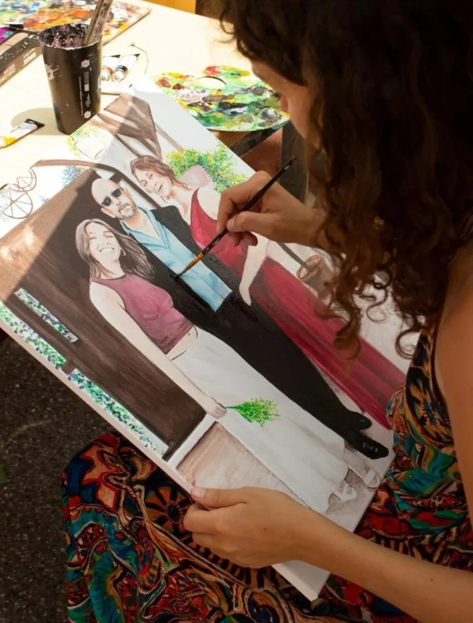 Giulia Dal Bon tient plusieurs portraits peints à la main