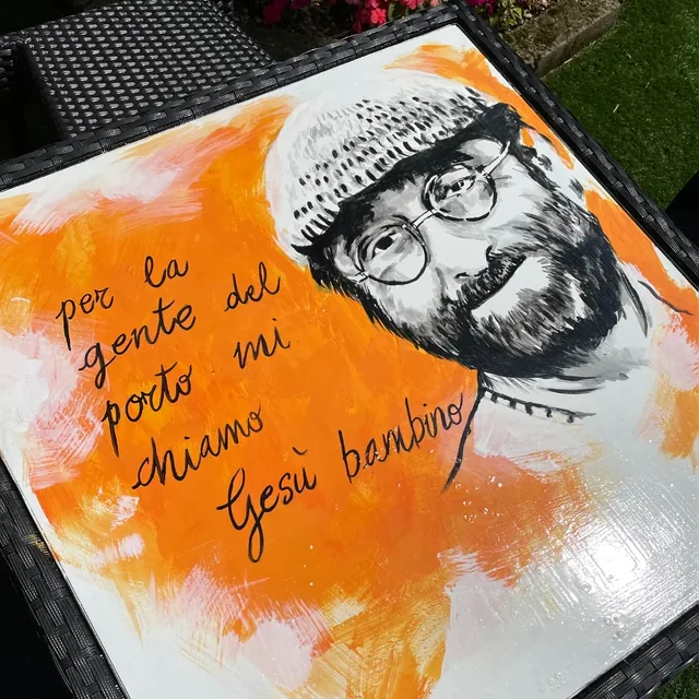 Sur fond orange, Giulia Dal Bon a peint un chanteur au bonnet sur le plateau d’une table, à côté d’un vers écrit à la main.