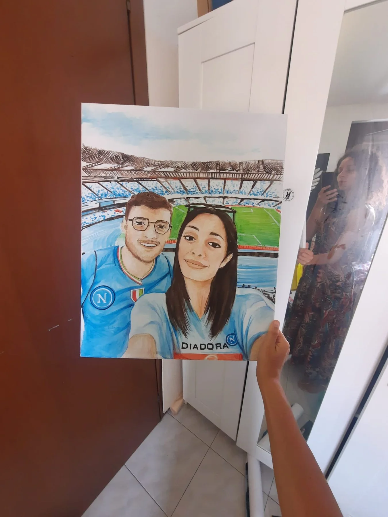 Portrait de deux personnes peint sur toile, posé sur un chevalet